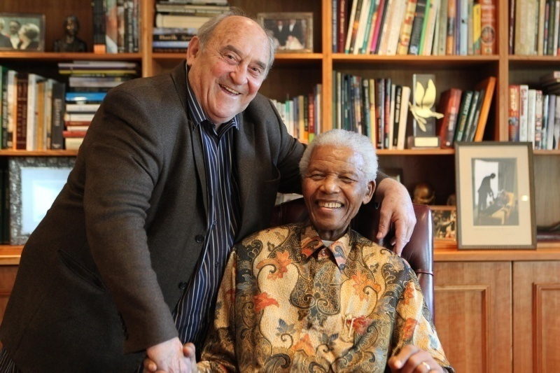 Denis Goldberg con Nelson Mandela nel 2010